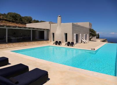 Elegant and private villa with sea views 
