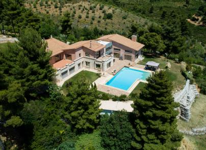 Exclusive villa offering privacy and breathtaking mountain views