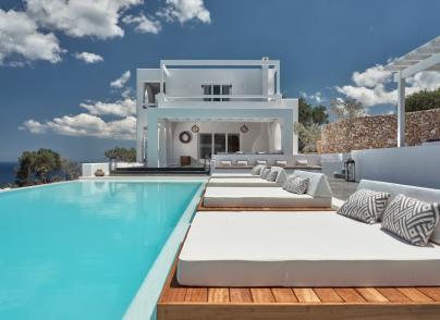 Impressive villa located only minutes from the sea