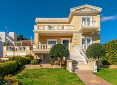 Luxurious villa in the Athenian Riviera