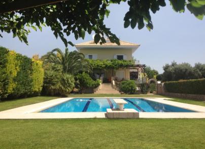 Villa nested on a green environment in the north suburb of Adames
