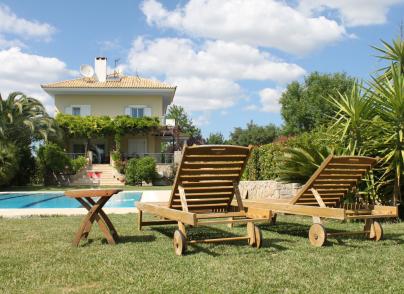 Villa, and adjoining plot for additional villa, nested on a green environment in the north suburb of Adames