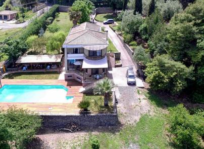 Spacious & stylish villa 