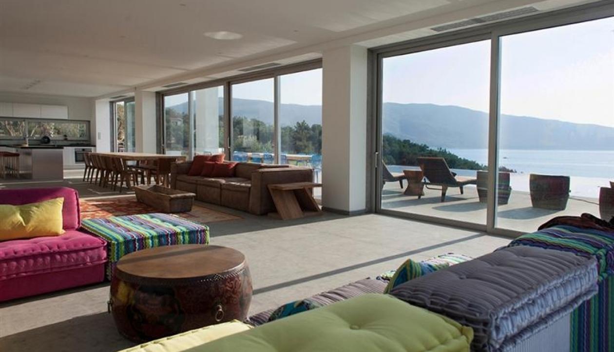 Graciously positioned modern villa