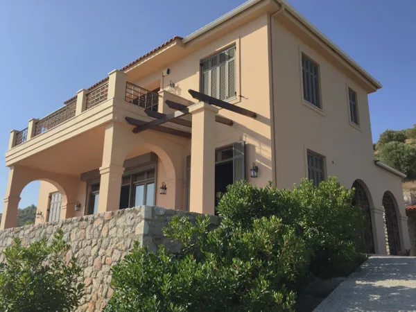 Seafront villa of amazing Tuscan-style interior  - Varnavas, Attica