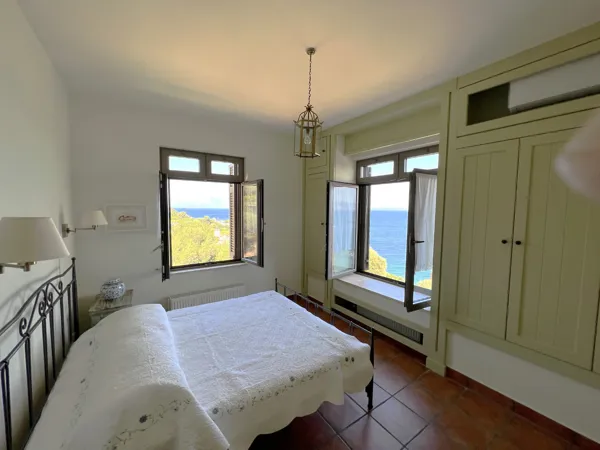 Seafront villa of amazing Tuscan-style interior  - Varnavas, Attica