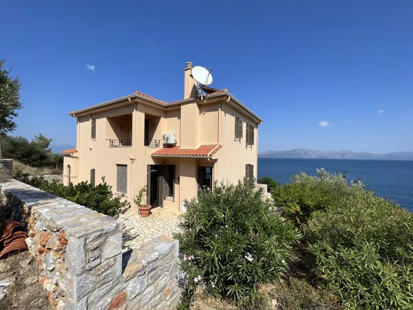 Seafront villa of amazing Tuscan-style interior  - Varnavas, Attica
