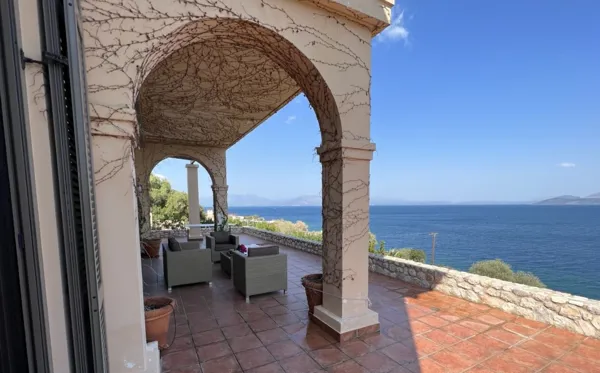 Seafront villa of amazing Tuscan-style interior  - Varnavas, Attica