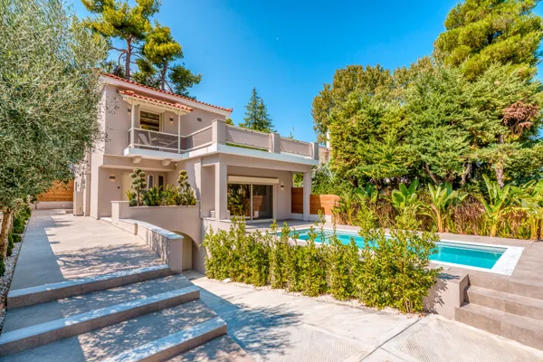 Fully renovated luxury villa with pool & garden in Drosia - Drosia, Attica