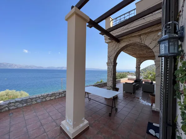 Seafront villa of amazing Tuscan-style interior  - Varnavas, Attica