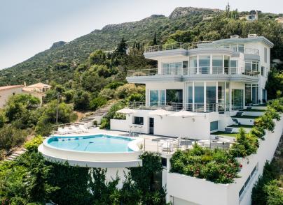 Luxury apartment in Athens suburbs