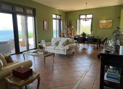 Seafront villa of amazing Tuscan-style interior 