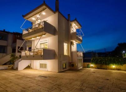 Maisonette next to a sandy beach