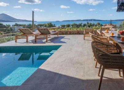 Luxury villa next to the sea 