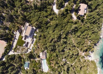 Private villa with direct access to the sea
