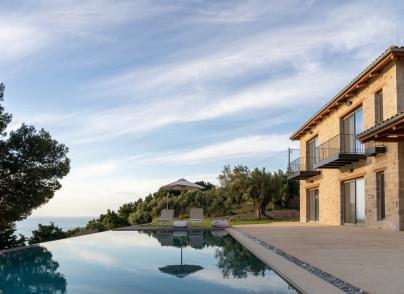 A villa nestled in the green with amazing sea views 