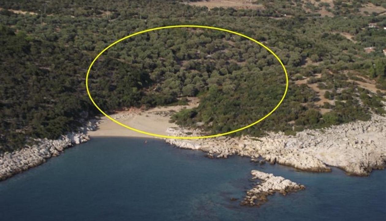 Beachfront plot with private sea access and development potential