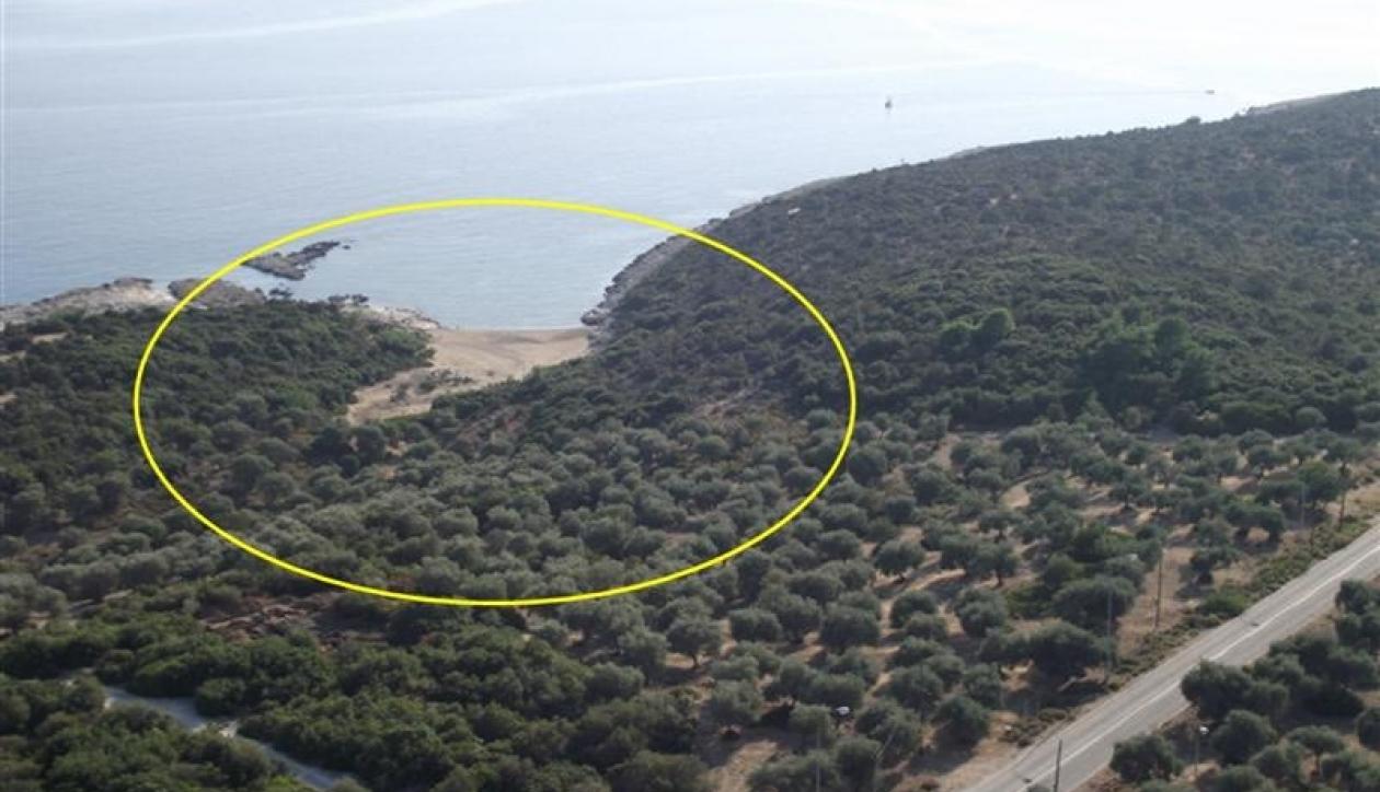 Beachfront plot with private sea access and development potential