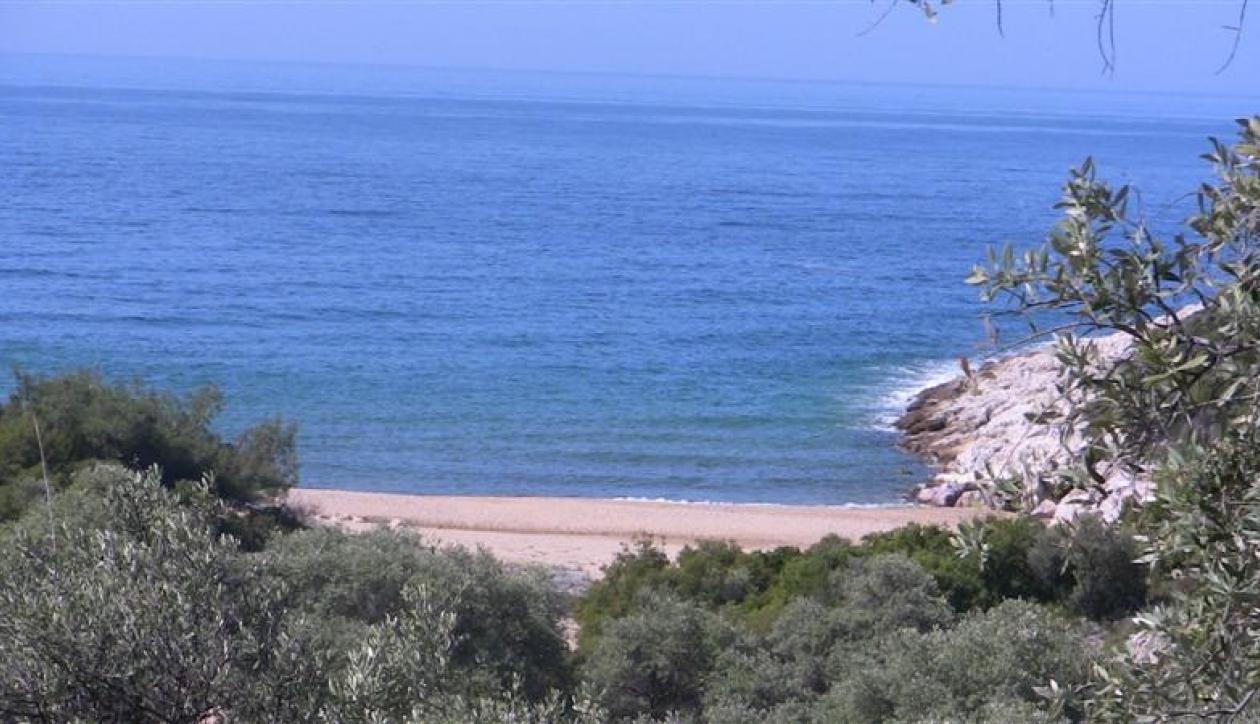 Beachfront plot with private sea access and development potential