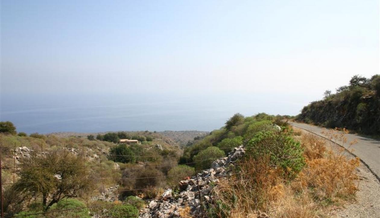 Hillside development plot close to the sea