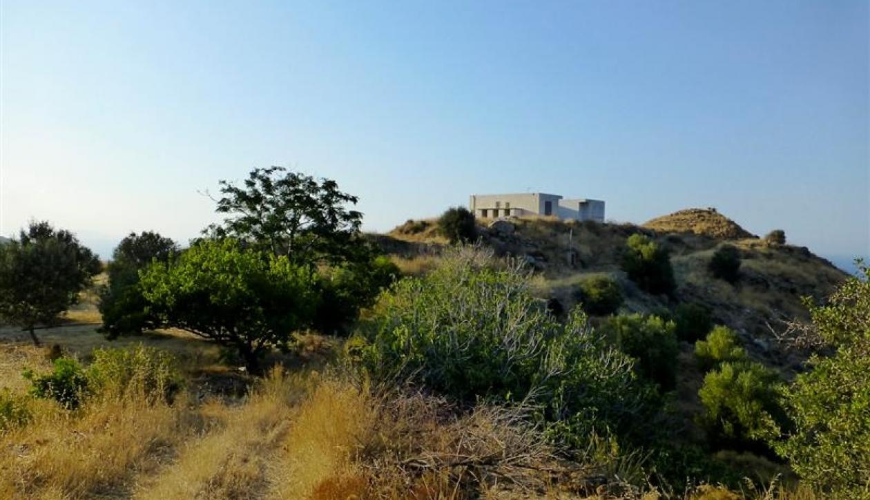 Land with large sea frontage and unfinished villa